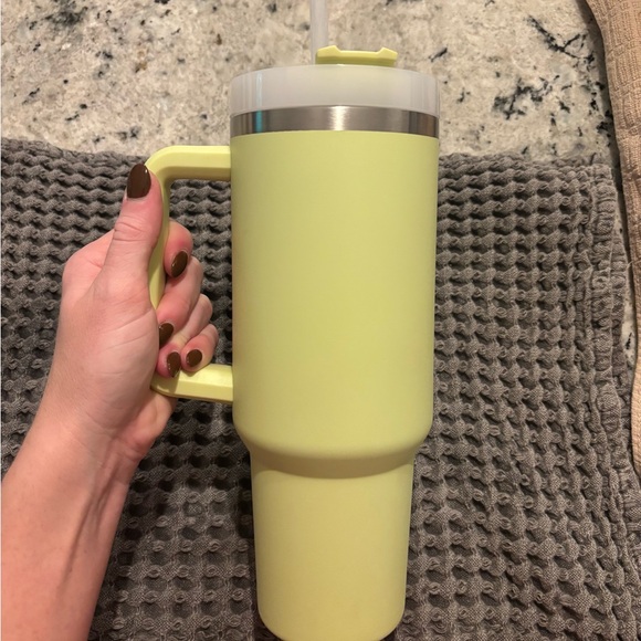Stanley OG Citron 40oz - Picture 2 of 5